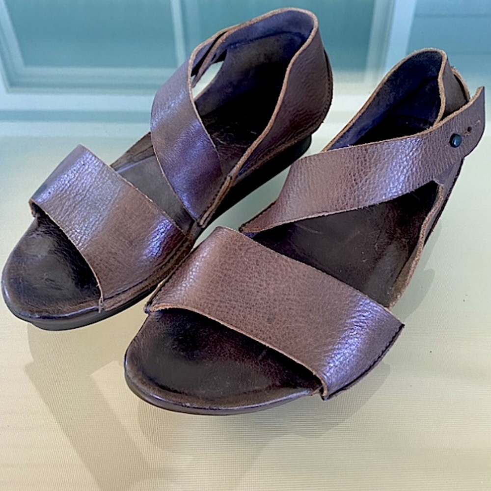 TRIPPEN — ‘Aroma’ …. Gorgeous German manufactured Leather Sandals … Size 37 ❤️